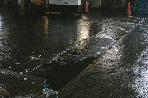 築地市場内のアスファルトが割れた地面の老朽化状況