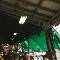 下町めぐり、築地場外市場の賑わいと人混みの写真