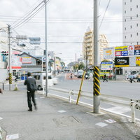綱島駅前の歩道を歩く人々の写真