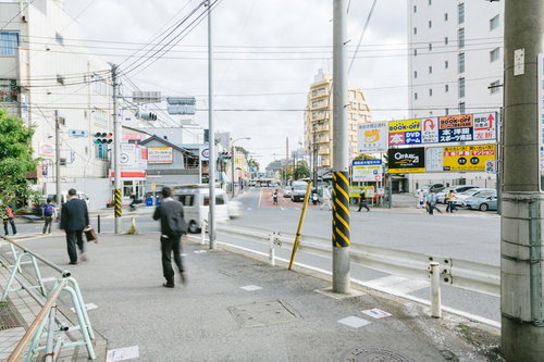 綱島駅前の歩道を歩く人々