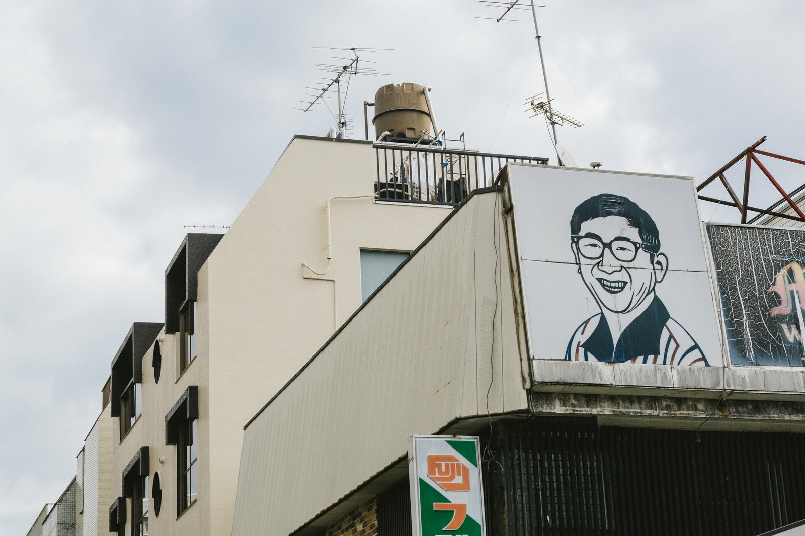 綱島駅前のミッキーラーメン看板が描かれた建物