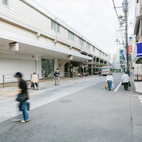 綱島駅東口の駅前バスターミナルと歩行者の通路の写真