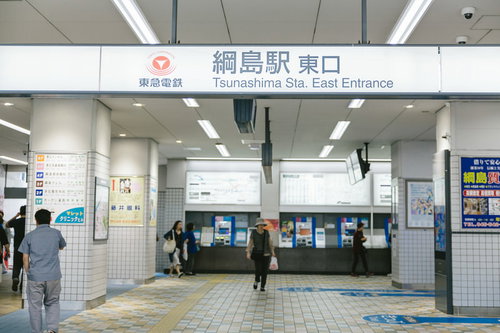 綱島駅東口の改札前で切符を手にする乗客たち