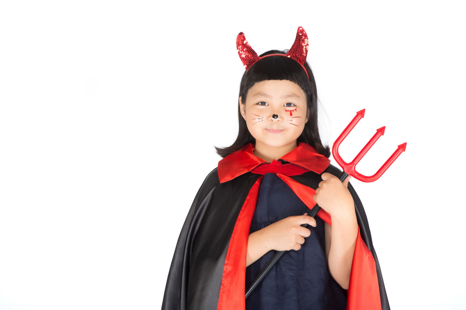 赤い角と黒いマントでピッチフォークを持つ子どものハロウィン仮装［モデル：ゆうき］