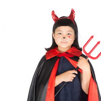 ピッチフォークを持ってハロウィン仮装したこどもの写真