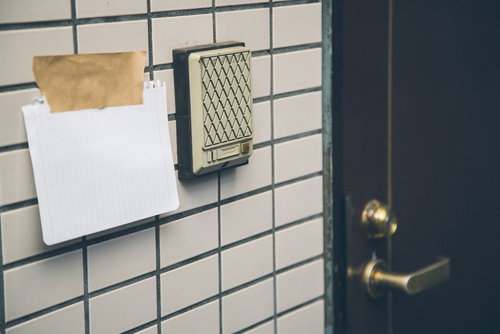 玄関の外に貼っても問題化しないものだけにしよう！！