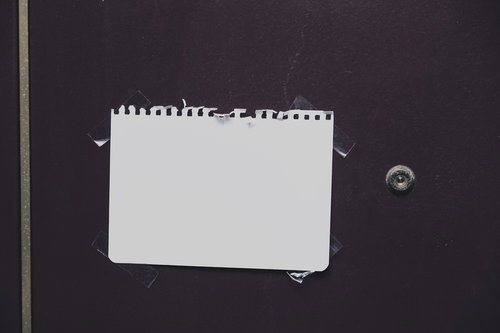 その情報、自宅の玄関に貼れますか？