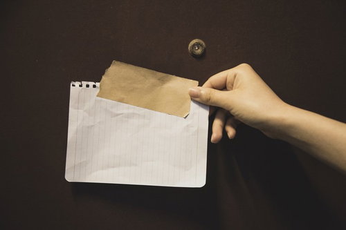 そのツイート、玄関に貼れますか？