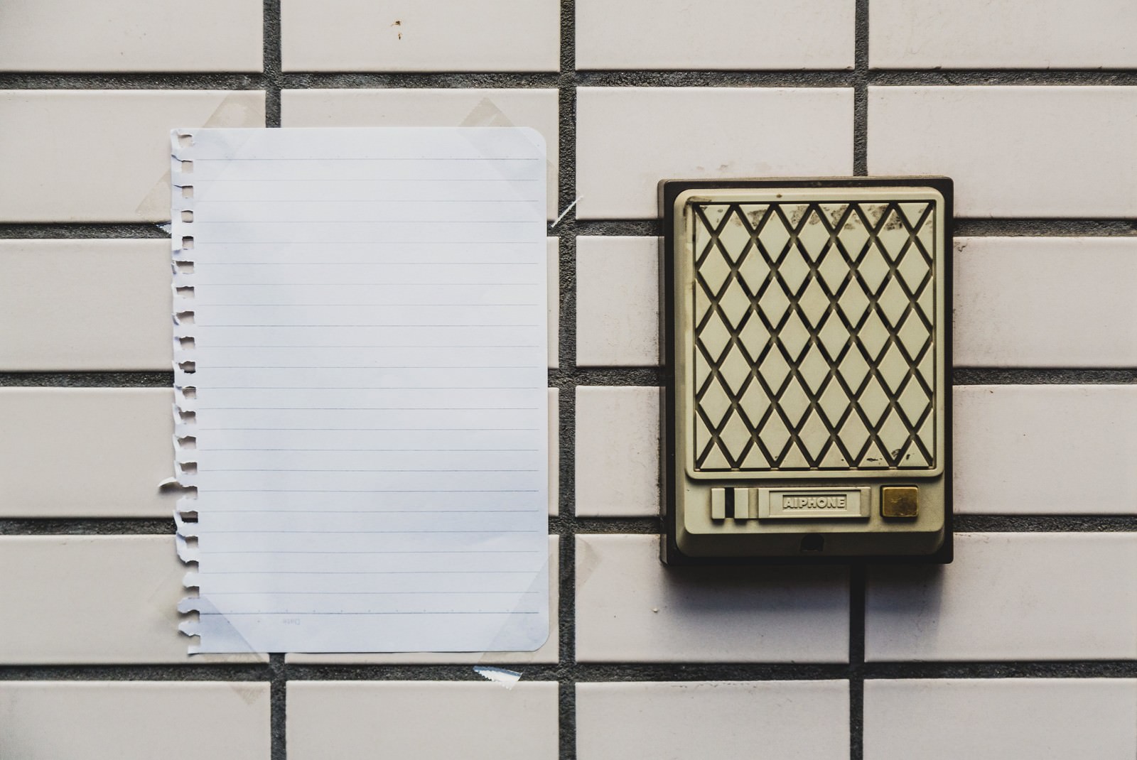 ノートとスピーカーが並ぶ俯瞰写真