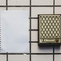 「黒猫さんへ外出中ので、こちらまで電話して下さい」とか書かれていそうな玄関前のメモの写真