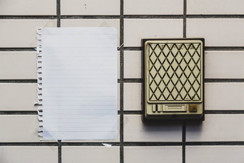 「黒猫さんへ外出中ので、こちらまで電話して下さい」とか書かれていそうな玄関前のメモ