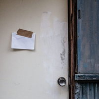 平屋の玄関に貼られた1枚のメモ書きの写真