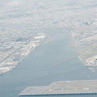 羽田空港から離陸後に見える東京湾と埋立地の空撮の写真