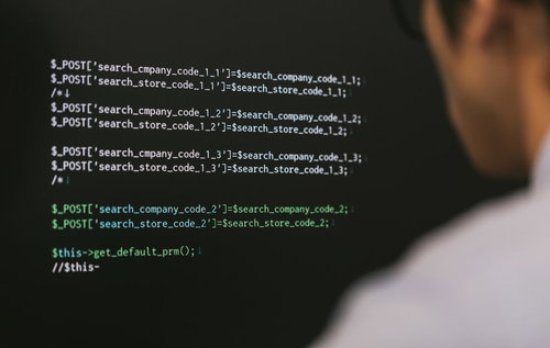 残業中PHPコードを書くシステムエンジニア