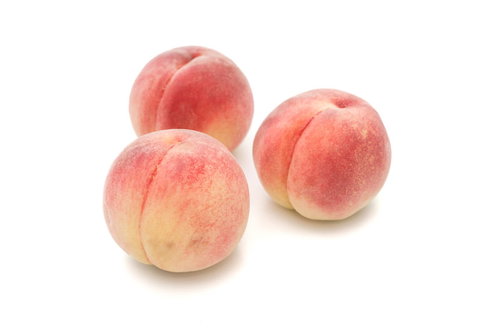 白背景に並ぶまんまるの桃