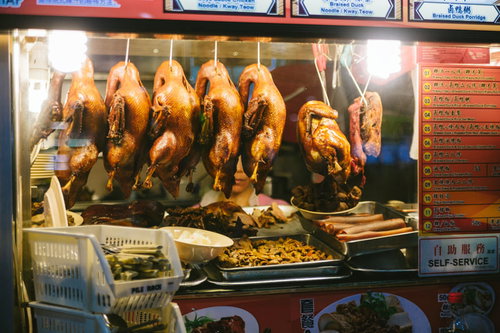 シンガポールのホーカーセンターに並ぶ豚の丸焼きの屋台