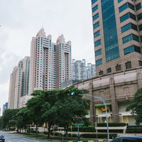 高層マンションが立ち並ぶシンガポール市街地の街並みの写真