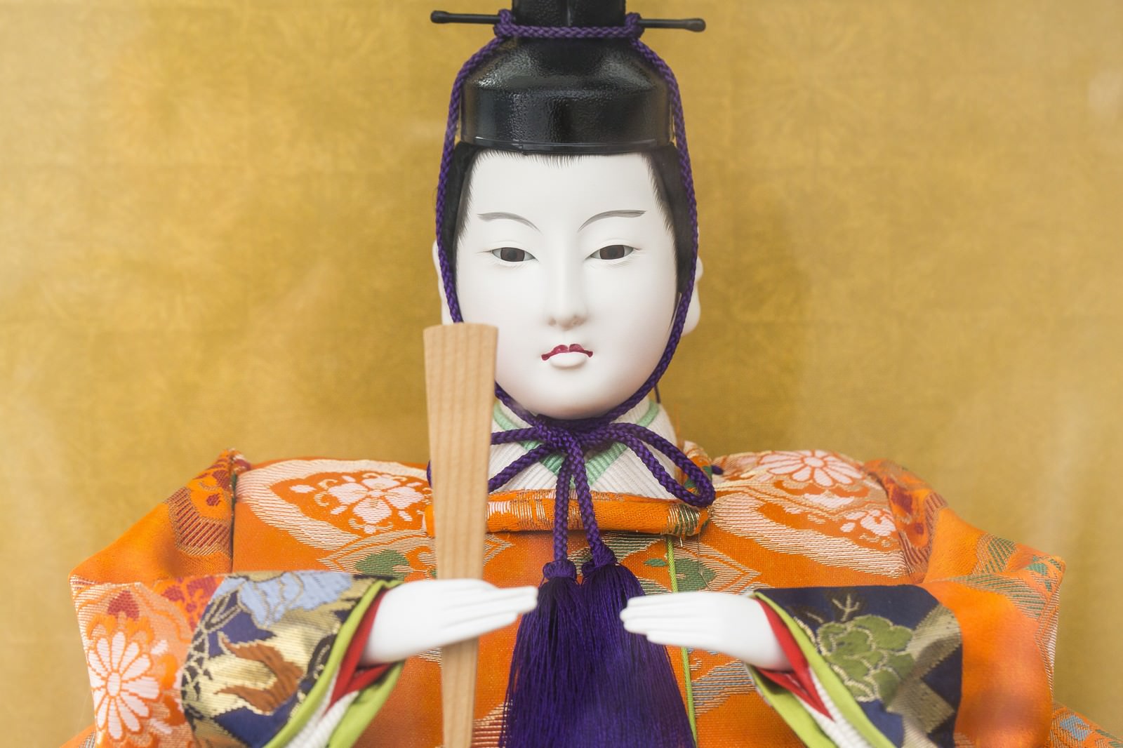 ひな人形のお内裏様を正面から撮影した和風の雛人形装飾の写真素材 