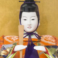 ひな人形のお内裏様を正面から撮影した和風の雛人形装飾の写真