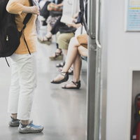 比較的空いた電車内での通勤時の乗客の様子の写真