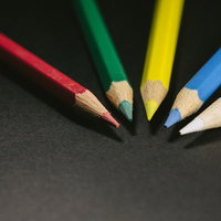 赤・緑・黄・青・白の色鉛筆が並んだ5本セットの写真