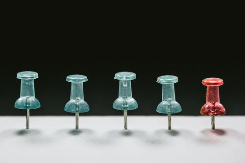 赤1本に対して緑3本が離反した4本の画鋲