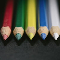 5本で1つのグループ、解散の色鉛筆の写真