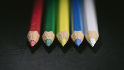 5本で1つのグループ、解散の色鉛筆