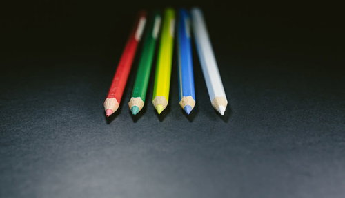方向性の違いで、それぞれ別の道を歩みはじめる色鉛筆5本