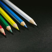 5人5色の色鉛筆の写真