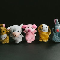 5体そろった国民的グループのぬいぐるみの写真