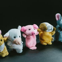 5体が勢揃いした人気グループのぬいぐるみの写真