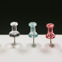 黄、白、緑、赤、青の5本の画鋲の写真