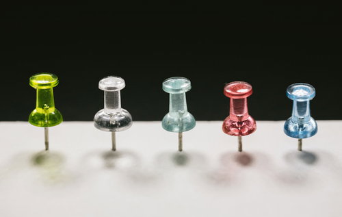 黄、白、緑、赤、青の5本の画鋲