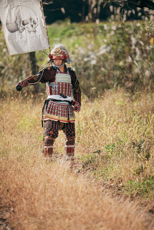 ドクロの旗を背負う武将（秋の野原）