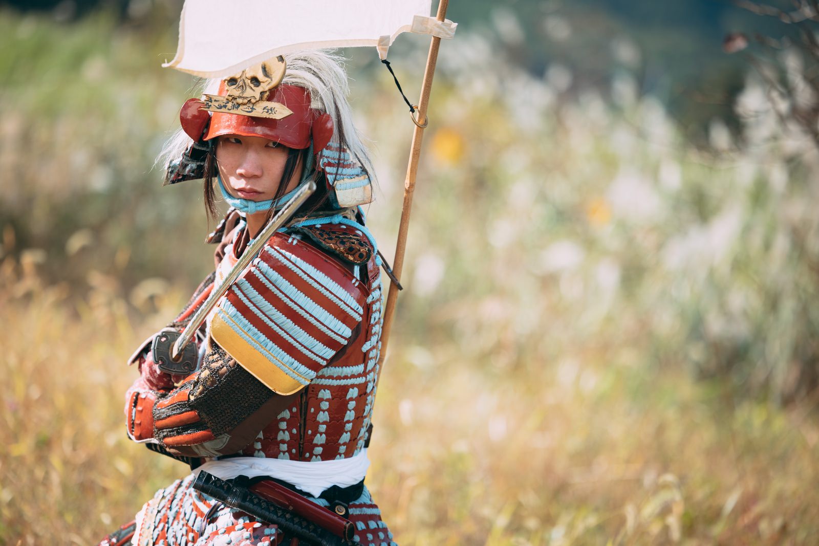 当世具足を装備した戦国時代の侍が長槍を持ち立っている［モデル：まーこ］