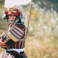 当世具足を身にまとう戦国の侍の勇敢な姿勢の写真