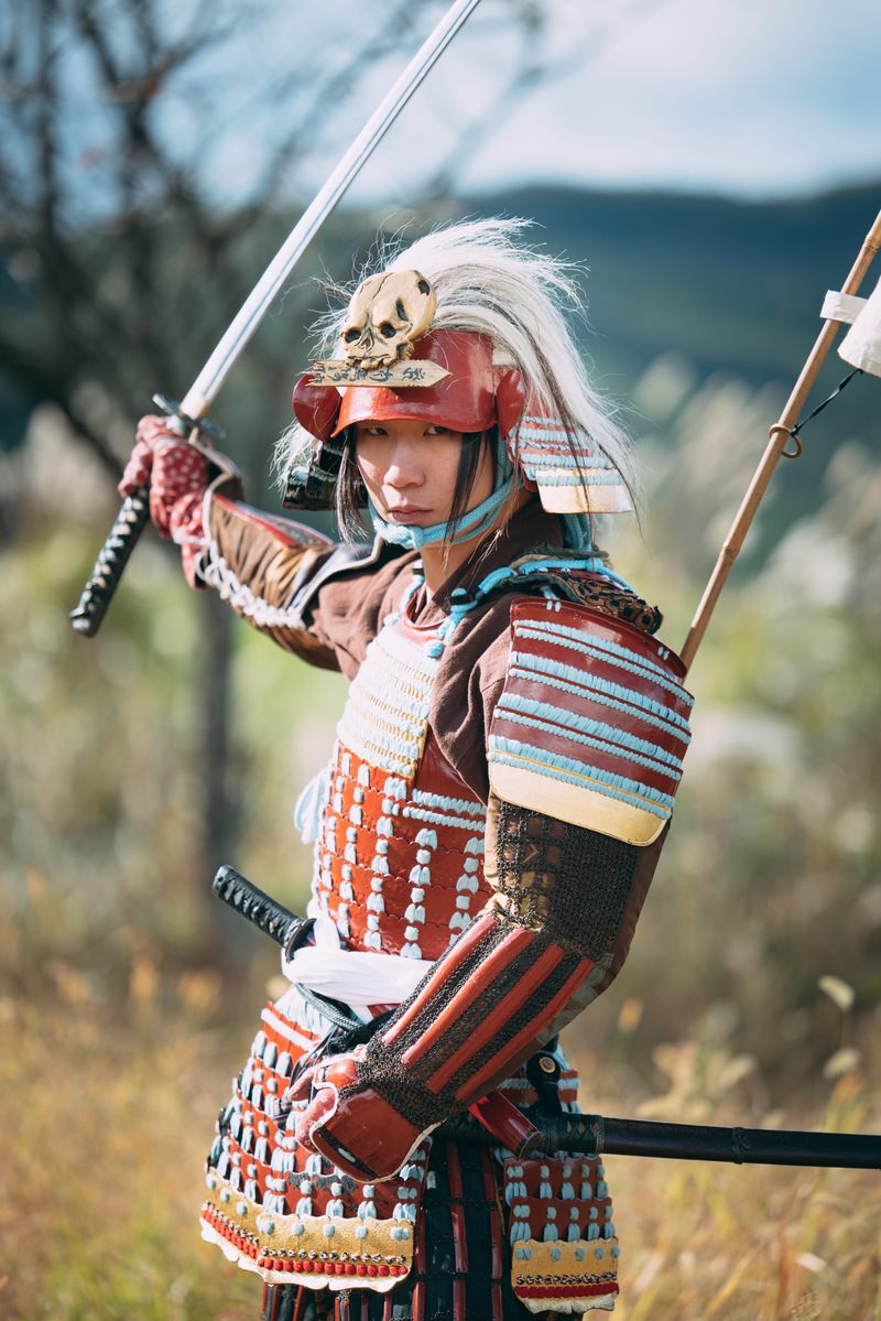 当世具足を着用し日本刀を両手で構える武将の姿［モデル：まーこ］