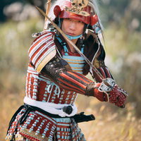 当世具足を身に纏い日本刀を構えた武将の勇姿の写真