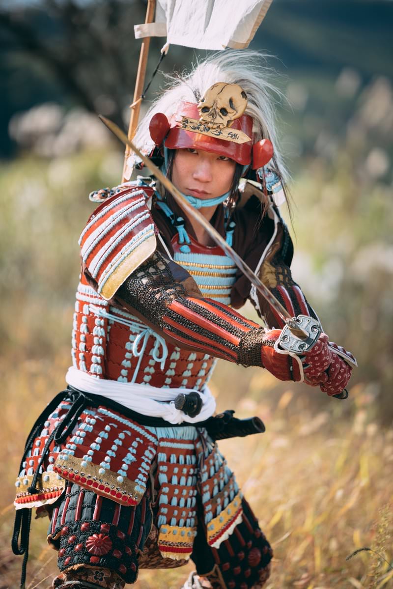 当世具足を着用し日本刀を持つ武将の勇壮な姿［モデル：まーこ］
