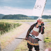 Goプロで自撮り中の当世具足を纏った侍の武士姿の写真