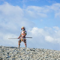 決闘を挑む当世具足を纏う武士が日本刀を構えるの写真