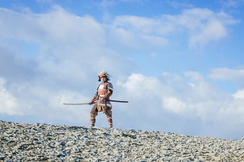 決闘を挑む当世具足を纏う武士が日本刀を構える