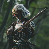 火縄銃を手にする甲冑姿の侍の写真