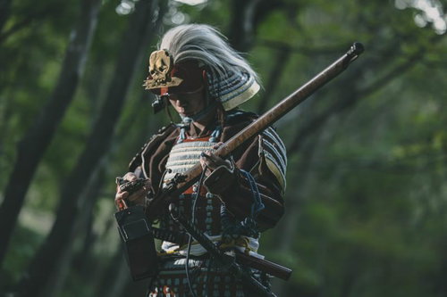 火縄銃を手にする甲冑姿の侍
