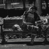 過労でベンチ飯する当世具足姿の侍の休憩風景の写真