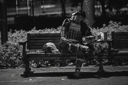 過労でベンチ飯する当世具足姿の侍の休憩風景