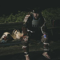 日本酒をひっかける当世具足を纏う役者の休憩の写真