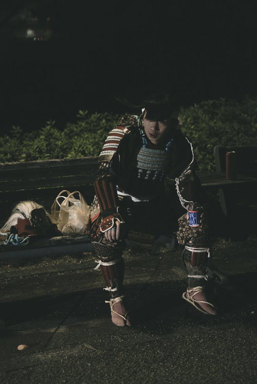 日本酒をひっかける当世具足を纏う役者の休憩