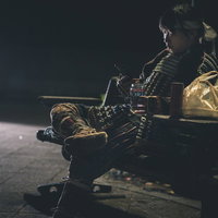 出番前に公園のベンチで日本酒を飲みながら腹ごしらえする侍の写真